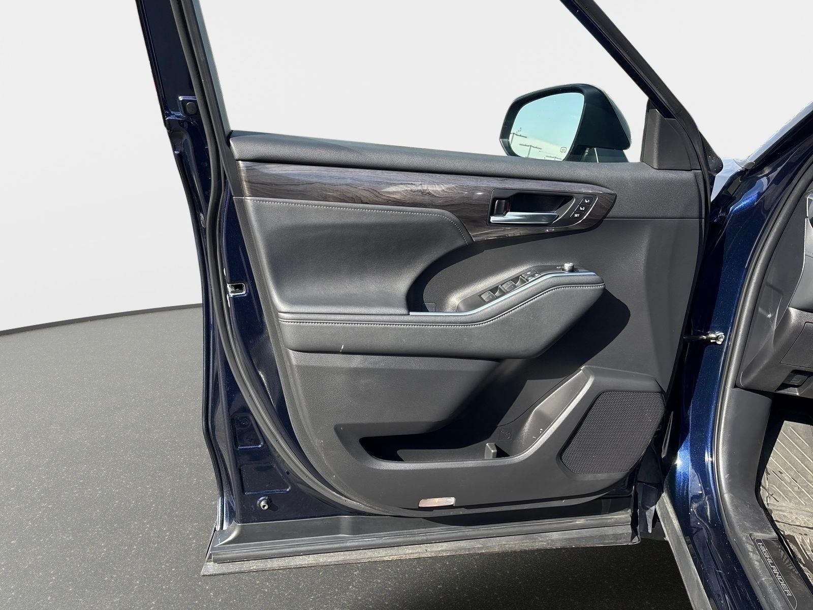 2023 Toyota Highlander Hybrid Platinum