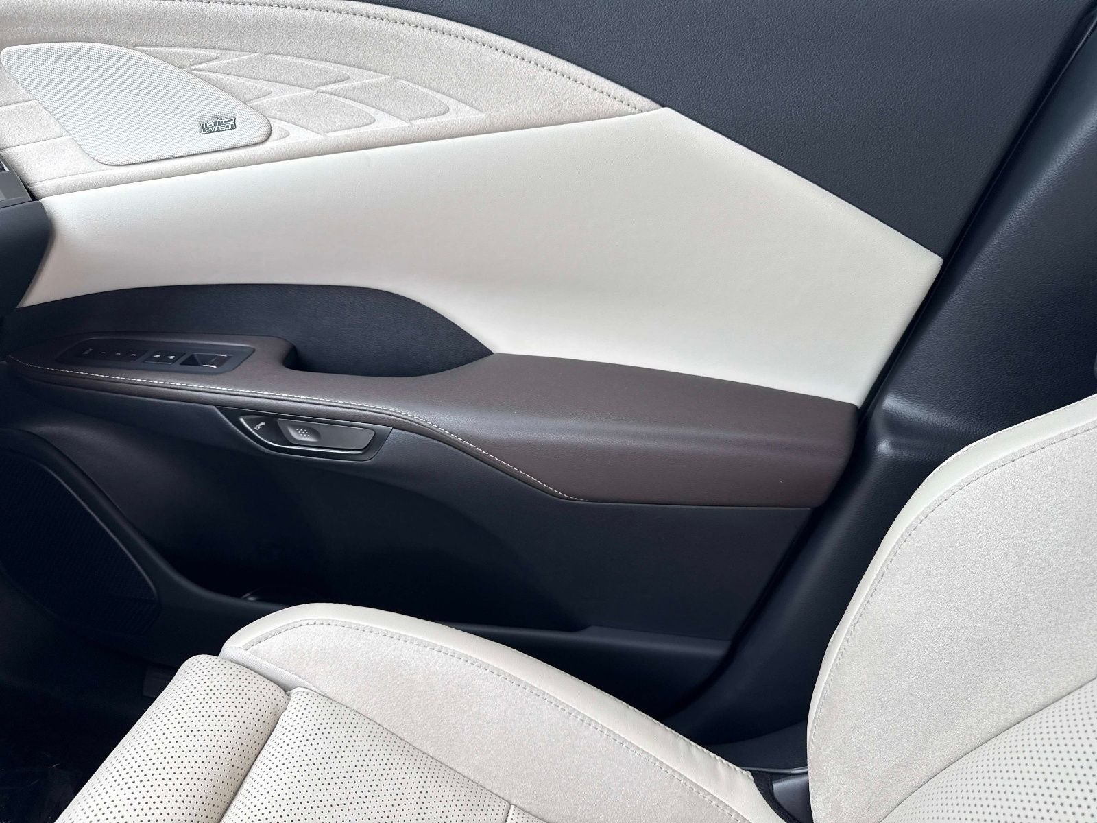 2025 Lexus RX 450h+ Luxury