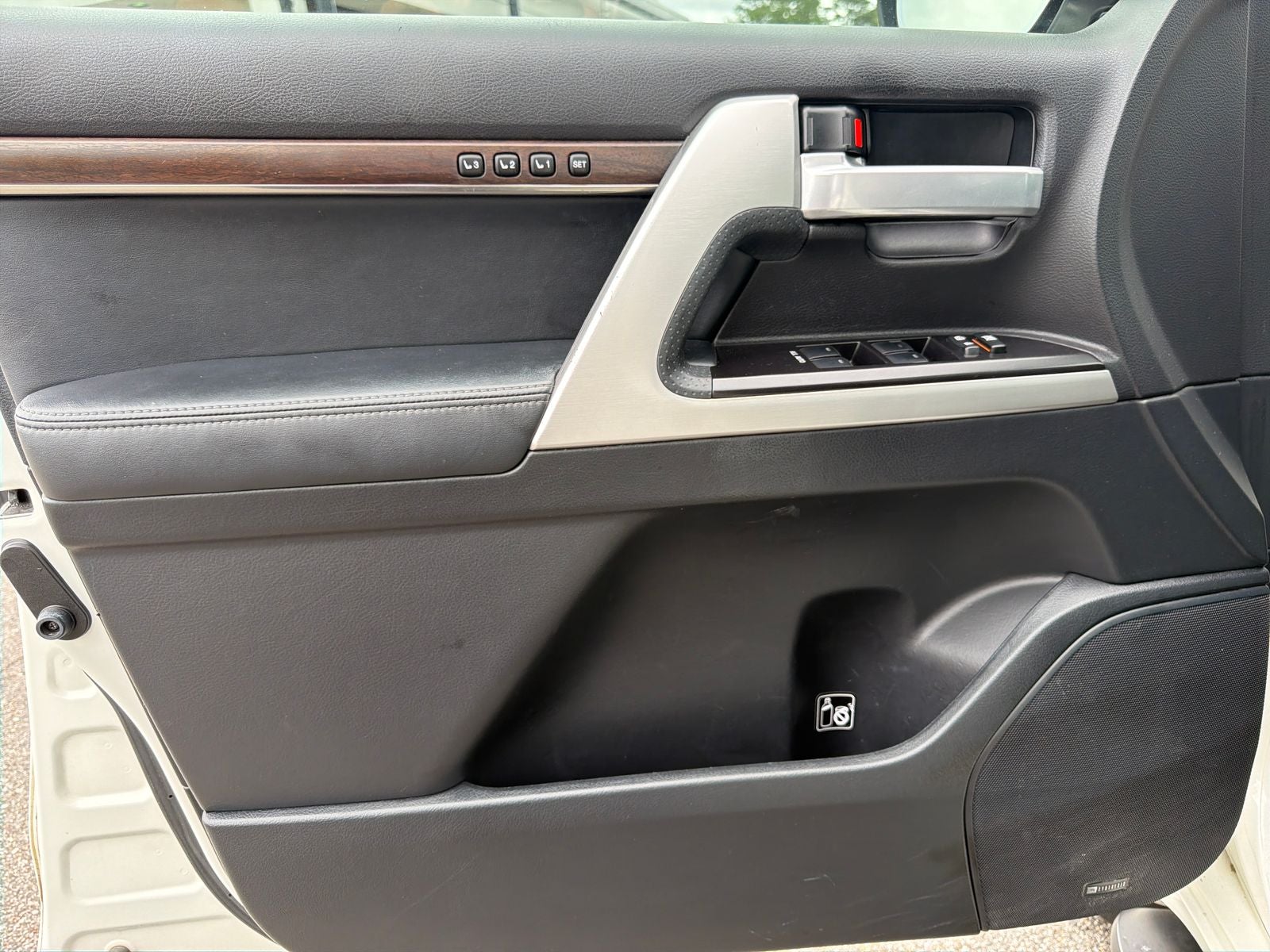 2018 Toyota Land Cruiser Base