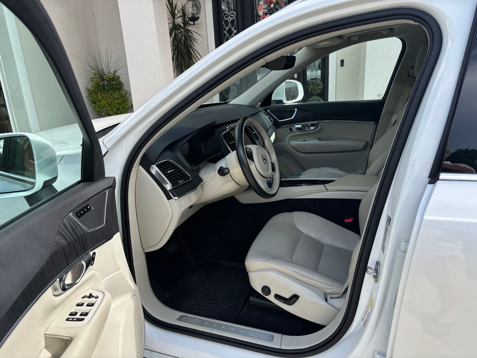 2020 Volvo XC90 T6 Momentum